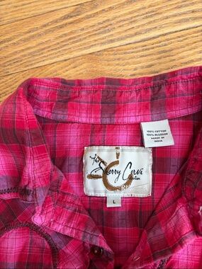 Sherry Cervi Women’s Western pink plaid shirt.